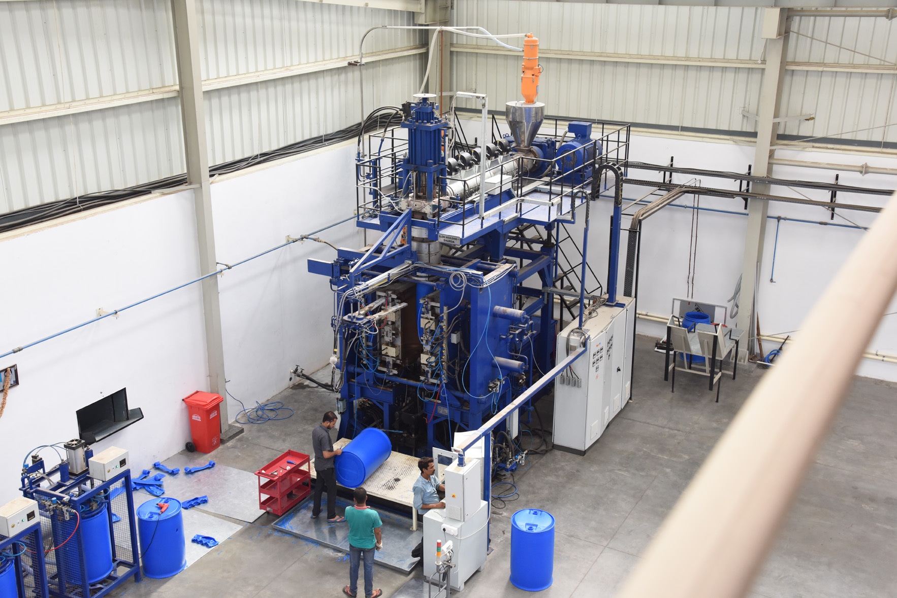Advanced blow molding machine on the Sharda production floor